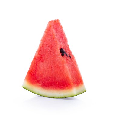 Beyaz arka planda ferahlatıcı karpuz parçaları