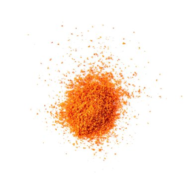 Beyaz arka planda izole edilmiş kırmızı biber tozu. en üstteki görünüm