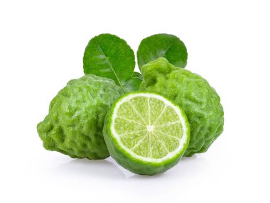 Bergamot yarısı ve beyaz arka plan üzerinde izole yaprak ile