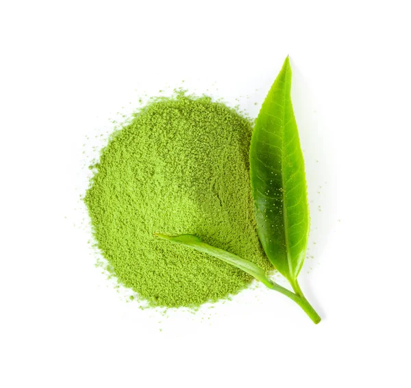 Hoja de té y té verde matcha aislado en polvo sobre fondo blanco . — Foto de Stock