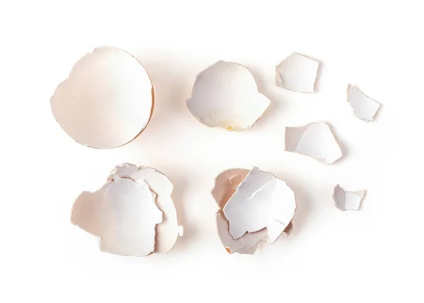 Cáscara de huevo aislada sobre fondo blanco. Vista superior — Foto de Stock