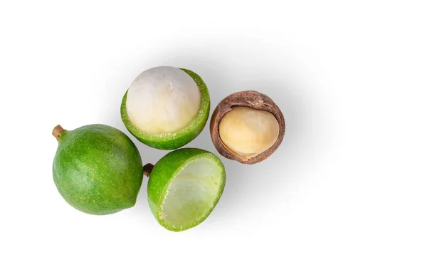 Καρύδια macadamia σε λευκό φόντο. πάνω όψη — Φωτογραφία Αρχείου