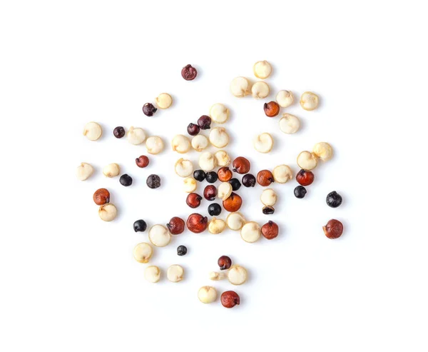 Mucchio di quinoa cruda mista isolato su sfondo bianco. vista dall'alto — Foto Stock