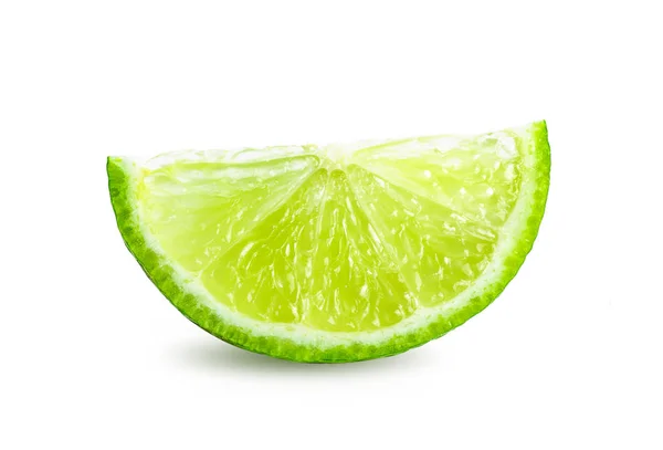 Fatia suculenta de limão isolada no fundo branco — Fotografia de Stock