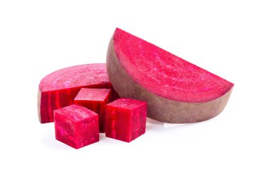 Pancar dilimleri beyaz arkaplanda izole edilmiş.