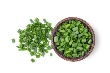 soğan dilim beyaz arka plan üzerinde ahşap kase. üstten görünüm