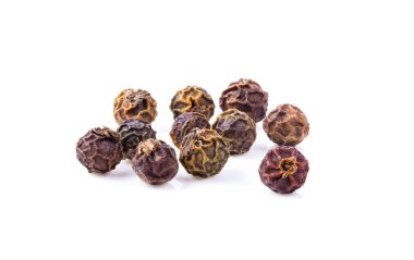 Beyaz arka planda kara biberler izole edilmiş. Alan derinliği