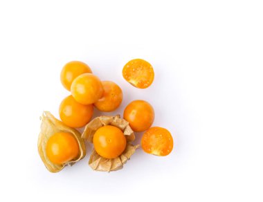 Cape Gooseberry beyaz arka planda izole edilmiş. en üstteki görünüm