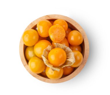 Böğürtlen Burnu ahşap kasede beyaz arka planda izole edilmiş. en üstteki görünüm