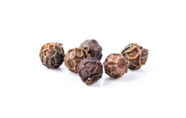 Siyah biberler beyaz arka planda izole edilmiş. tam alan derinliği