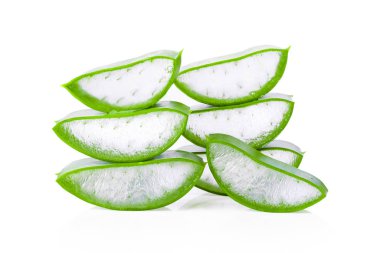 Aloe Vera taze yapraklar ve beyaz arka planda dilimler. tam alan derinliği