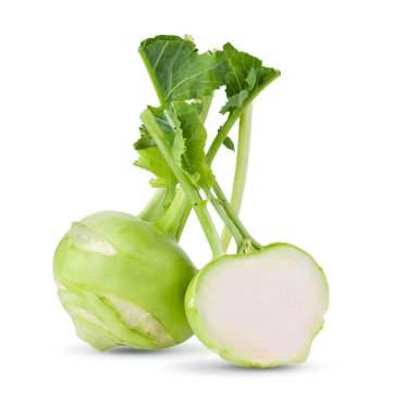 İzole edilmiş beyaz arka planda yeşil yapraklı taze kohlrabi. tam alan derinliği