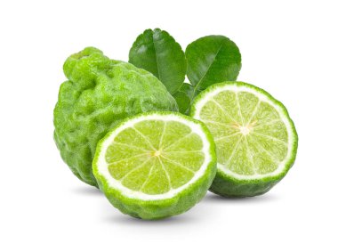 Beyaz arka planda yaprağı olan taze bergamot meyvesi. tam alan derinliği