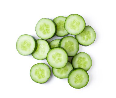 Beyaz arka planda izole edilmiş salatalık dilimi. üst görünüm