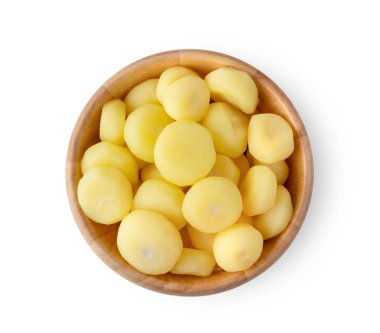 Beyaz arka planda tahta kasede su kestanesi. en üstteki görünüm