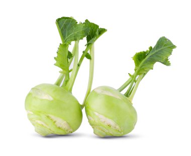 İzole edilmiş beyaz arka planda yeşil yapraklı taze kohlrabi. tam alan derinliği