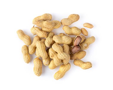 Kabuklu kavrulmuş fıstık, yakın plan beyaz arka planda izole edilmiş. en üstteki görünüm