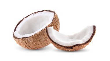 Hindistan cevizi parçaları beyaz arka planda izole edilmiş. tam alan derinliği