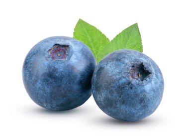 Beyaz arka planda yaprak izole edilmiş taze yaban mersini. tam alan derinliği