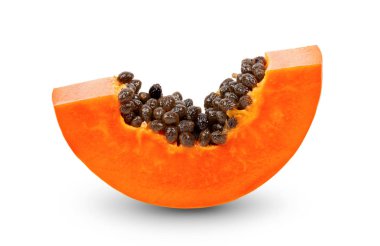 Beyaz arka planda papaya dilimi. tam alan derinliği