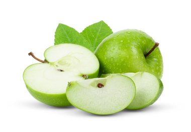 Beyaz arka planda yapraklı yeşil elma. tam alan derinliği