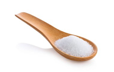 Beyaz zemin üzerine tahta kaşık şeker