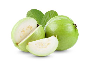 Beyaz zemin üzerinde yaprak izole Guava meyvesi 