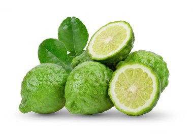  Beyaz arka planda yapraklı bergamot ya da kaffir meyvesi. tam alan derinliği