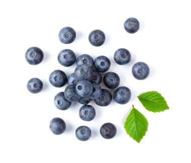 Beyaz arka planda yaban mersini ve yapraklar. en üstteki görünüm