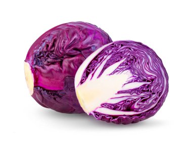 Beyaz arka planda bir dilim kırmızı lahana. tam alan derinliği