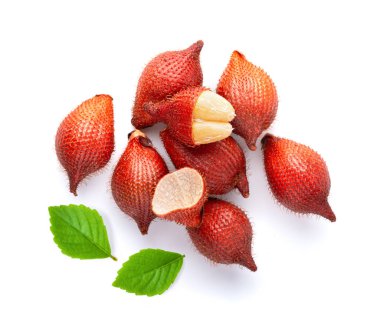 Beyaz arka planda yaprak izole edilmiş Salak meyvesi. en üstteki görünüm