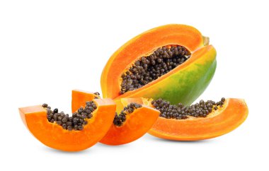 Beyaz arka planda izole edilmiş tam ve yarım olgun papaya. tam alan derinliği