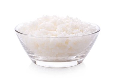 Beyaz arka planda izole edilmiş bir kasede pirinç.