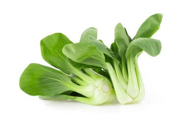 Bok choy beyaz arka planda izole edildi. tam alan derinliği
