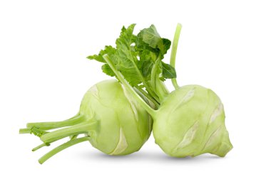 İzole edilmiş beyaz arka planda yeşil yapraklı taze kohlrabi. tam alan derinliği