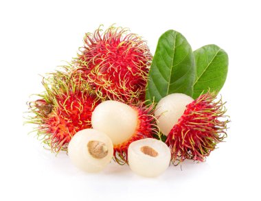 Rambutan, beyaz arka planda yaprağı olan lezzetli meyveler. tam alan derinliği