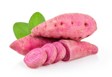 Beyaz arka planda yaprağı olan tatlı patates.