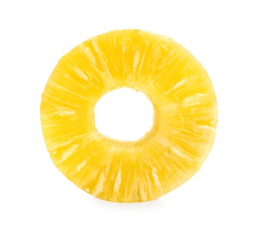Beyaz arka planda dilimlenmiş ananas. tam alan derinliği