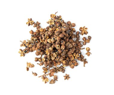 Beyaz arka planda Szetchwan biberi. en üstteki görünüm