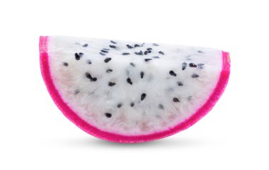 Beyaz arka planda izole edilmiş dilimlenmiş ejderha meyvesi. tam alan derinliği