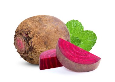  Pancar kökü sebzeleri ve beyaz arka planda yaprak izole edilmiş yarım. tam alan derinliği