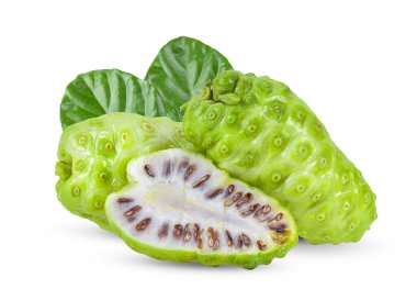 Beyaz arka planda yapraklı noni meyvesi. tam alan derinliği