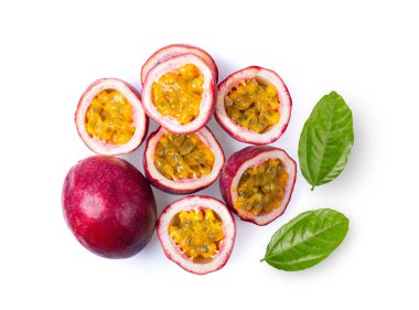 Beyaz arka planda yaprağı olan tutku meyveleri. en üstteki görünüm