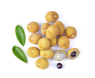 Beyaz arka planda yaprağı olan taze bir longan. en üstteki görünüm