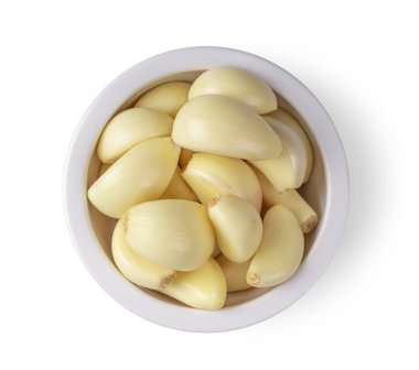 Beyaz arka planda izole edilmiş bir kasede sarımsak. en üstteki görünüm