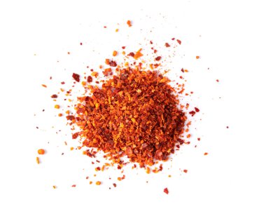 Beyaz arka planda ezilmiş kırmızı biber. en üstteki görünüm