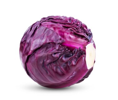 Beyaz arka planda kırmızı lahana izole edilmiş. tam alan derinliği