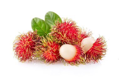 Rambutan, beyaz arka planda yaprağı olan lezzetli meyveler. tam alan derinliği