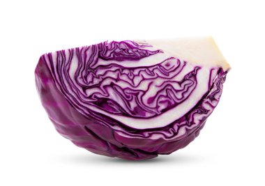 Beyaz arka planda izole edilmiş kırmızı lahana dilimi. tam alan derinliği