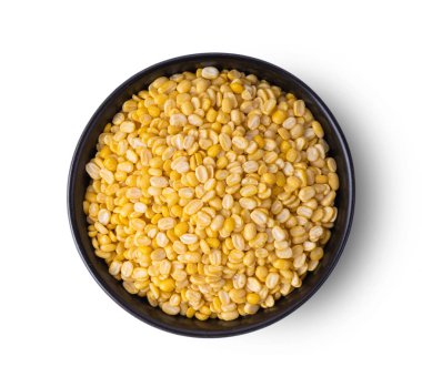 Beyaz arka planda izole edilmiş bir kasede öğütülmüş fasulye. en üstteki görünüm